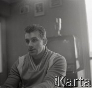 1961, Nużewo, Polska.
Ireneusz Paliński, mistrz olimpijski w podnoszeniu ciężarów, w rodzinnym domu.
Fot. Irena Jarosińska, zbiory Ośrodka KARTA