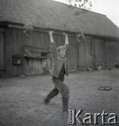 1961, Nużewo, Polska.
Gospodarstwo rodzinne Ireneusza Palińskiego, mistrza olimpijskiego w podnoszeniu ciężarów, n/z Wiesław Paliński, brat Ireneusza.
Fot. Irena Jarosińska, zbiory Ośrodka KARTA
