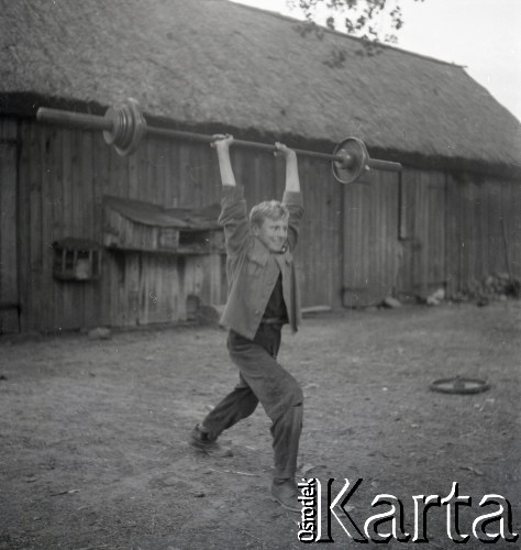 1961, Nużewo, Polska.
Gospodarstwo rodzinne Ireneusza Palińskiego, mistrza olimpijskiego w podnoszeniu ciężarów, n/z Wiesław Paliński, brat Ireneusza.
Fot. Irena Jarosińska, zbiory Ośrodka KARTA