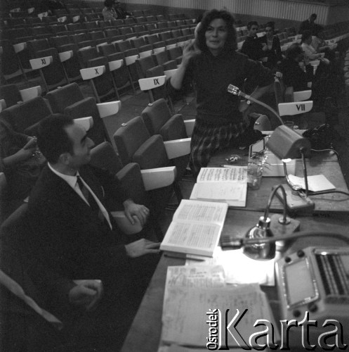 1967, Warszawa, Polska.
Reżyser Lidia Zamkow (z prawej) podczas pracy nad spektaklem 