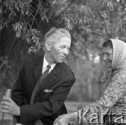 1970, Stara Wieś, woj. lubelskie, Polska.
Rzeźbiarz ludowy Feliks Dutkiewicz w towarzystwie kobiety.
Fot. Irena Jarosińska, zbiory Ośrodka KARTA