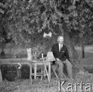 1970, Stara Wieś, woj. lubelskie, Polska.
Rzeźbiarz ludowy Feliks Dutkiewicz ze swoimi rzeźbami.
Fot. Irena Jarosińska, zbiory Ośrodka KARTA