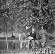 1970, Stara Wieś, woj. lubelskie, Polska.
Rzeźbiarz ludowy Feliks Dutkiewicz w towarzystwie kobiety.
Fot. Irena Jarosińska, zbiory Ośrodka KARTA