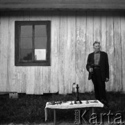 1970, Stara Wieś, woj. lubelskie, Polska.
Rzeźbiarz ludowy Feliks Dutkiewicz ze swoimi rzeźbami.
Fot. Irena Jarosińska, zbiory Ośrodka KARTA