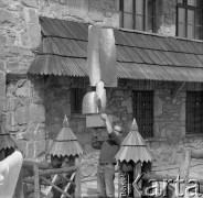 1968, Turbacz, Polska.
Mężczyzna niesie rzeźbę.
Fot. Irena Jarosińska, zbiory Ośrodka KARTA