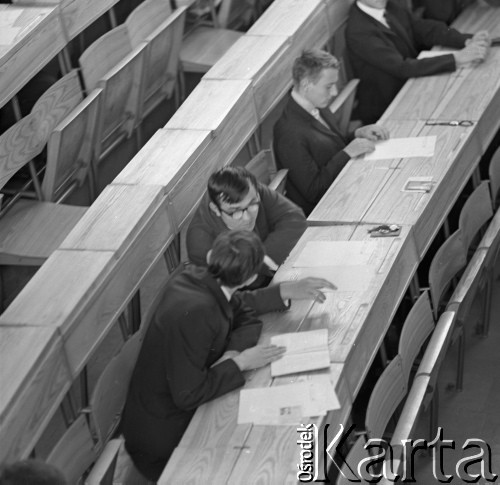 1968, Warszawa, Polska.
Politechnika Warszawska. Egzamin wstępny na studia na Wydziale Elektroniki.
Fot. Irena Jarosińska, zbiory Ośrodka KARTA
