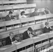 1968, Warszawa, Polska.
Politechnika Warszawska. Egzamin wstępny na studia na Wydziale Elektroniki.
Fot. Irena Jarosińska, zbiory Ośrodka KARTA