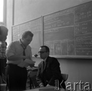 1968, Warszawa, Polska.
Politechnika Warszawska. Egzamin wstępny na studia na Wydziale Elektroniki.
Fot. Irena Jarosińska, zbiory Ośrodka KARTA