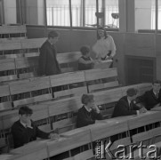 1968, Warszawa, Polska.
Politechnika Warszawska. Egzamin wstępny na studia na Wydziale Elektroniki.
Fot. Irena Jarosińska, zbiory Ośrodka KARTA