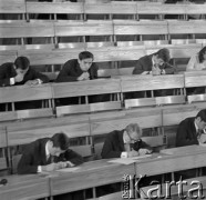 1968, Warszawa, Polska.
Politechnika Warszawska. Egzamin wstępny na studia na Wydziale Elektroniki.
Fot. Irena Jarosińska, zbiory Ośrodka KARTA