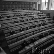 1968, Warszawa, Polska.
Politechnika Warszawska. Egzamin wstępny na studia na Wydziale Elektroniki.
Fot. Irena Jarosińska, zbiory Ośrodka KARTA