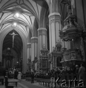 Koniec lat 60., Olsztyn, Polska.
Nawa i ołtarz główny w Bazylice konkatedralnej św. Jakuba.
Fot. Irena Jarosińska, zbiory Ośrodka KARTA