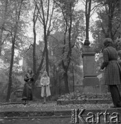 Koniec lat 60., Olsztyn, Polska.
Park Pozdamcze. Studentki Wyższej Szkoły Pedagogicznej stoją przy popiersiu Mikołaja Kopernika. 
Fot. Irena Jarosińska, zbiory Ośrodka KARTA
