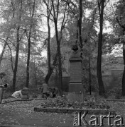 Koniec lat 60., Olsztyn, Polska.
Popiersie Mikołaja Kopernika w Parku Podzamcze. W tle widoczne studentki Wyższej Szkoły Pedagogicznej.
Fot. Irena Jarosińska, zbiory Ośrodka KARTA