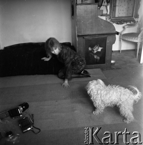 1967, Polska.
Aktorka Joanna Szczerbic z psem.
Fot. Irena Jarosińska, zbiory Ośrodka KARTA
