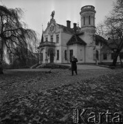 1967, Oblęgorek, woj. kieleckie, Polska.
Muzeum Henryka Sienkiewicza utworzone w jego dawnym dworku. Na zdjęciu spaceruje uczestnik międzynarodowej sesji poświęconej pisarzowi. 
Fot. Irena Jarosińska, zbiory Ośrodka KARTA