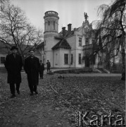 1967, Oblęgorek, woj. kieleckie, Polska.
Muzeum Henryka Sienkiewicza utworzone w jego dawnym dworku. Na zdjęciu spacerujący uczestnicy międzynarodowej sesji poświęconej pisarzowi. 
Fot. Irena Jarosińska, zbiory Ośrodka KARTA