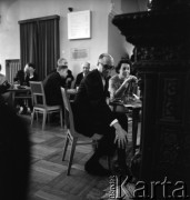 1967, Oblęgorek, woj. kieleckie, Polska.
Muzeum Henryka Sienkiewicza utworzone w jego dawnym dworku. Na zdjęciu grupa uczestników międzynarodowej sesji poświęconej pisarzowi w czasie przerwy. 
Fot. Irena Jarosińska, zbiory Ośrodka KARTA