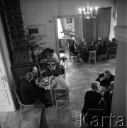 1967, Oblęgorek, woj. kieleckie, Polska.
Muzeum Henryka Sienkiewicza utworzone w jego dawnym dworku. Grupa uczestników międzynarodowej sesji poświęconej pisarzowi w czasie przerwy. 
Fot. Irena Jarosińska, zbiory Ośrodka KARTA