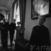 1967, Oblęgorek, woj. kieleckie, Polska.
Muzeum Henryka Sienkiewicza utworzone w jego dawnym dworku. Kustosz muzeum Zuzanna Sienkiewiczowa oprowadza po wystawie uczestników międzynarodowej sesji poświęconej pisarzowi. 
Fot. Irena Jarosińska, zbiory Ośrodka KARTA