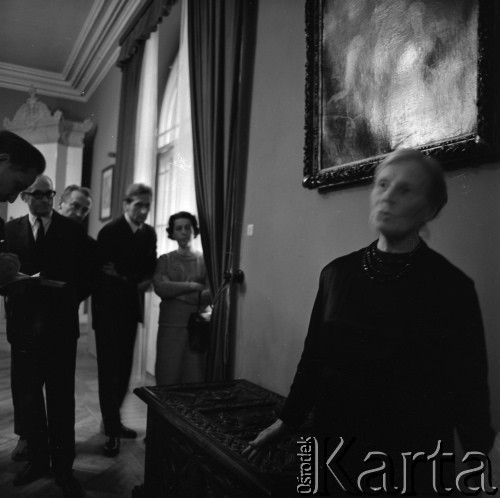 1967, Oblęgorek, woj. kieleckie, Polska.
Muzeum Henryka Sienkiewicza utworzone w jego dawnym dworku. Kustosz muzeum Zuzanna Sienkiewiczowa oprowadza po wystawie uczestników międzynarodowej sesji poświęconej pisarzowi. 
Fot. Irena Jarosińska, zbiory Ośrodka KARTA