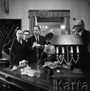 1967, Oblęgorek, woj. kieleckie, Polska.
Muzeum Henryka Sienkiewicza utworzone w jego dawnym dworku. Na zdjęciu uczestnicy międzynarodowej sesji poświęconej pisarzowi zwiedzają jego gabinet. 
Fot. Irena Jarosińska, zbiory Ośrodka KARTA