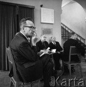 1967, Oblęgorek, woj. kieleckie, Polska.
Muzeum Henryka Sienkiewicza utworzone w jego dawnym dworku. Grupa uczestników międzynarodowej sesji poświęconej pisarzowi. 
Fot. Irena Jarosińska, zbiory Ośrodka KARTA