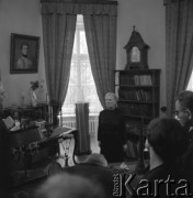 1967, Oblęgorek, woj. kieleckie, Polska.
Muzeum Henryka Sienkiewicza utworzone w jego dawnym dworku. Kustosz muzeum Zuzanna Sienkiewiczowa oprowadza po wystawie uczestników międzynarodowej sesji poświęconej pisarzowi. 
Fot. Irena Jarosińska, zbiory Ośrodka KARTA