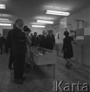 1967, Oblęgorek, woj. kieleckie, Polska.
Muzeum Henryka Sienkiewicza utworzone w jego dawnym dworku. Uczestnicy międzynarodowej sesji poświęconej pisarzowi podczas zwiedzania wystawy.  
Fot. Irena Jarosińska, zbiory Ośrodka KARTA
