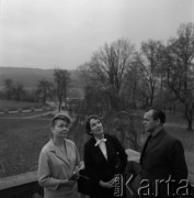 1967, Oblęgorek, woj. kieleckie, Polska.
Muzeum Henryka Sienkiewicza utworzone w jego dawnym dworku. Na zdjęciu uczestnicy międzynarodowej sesji poświęconej pisarzowi. 
Fot. Irena Jarosińska, zbiory Ośrodka KARTA
