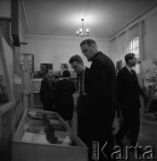 1967, Oblęgorek, woj. kieleckie, Polska.
Muzeum Henryka Sienkiewicza utworzone w jego dawnym dworku. Uczestnicy międzynarodowej sesji poświęconej pisarzowi podczas zwiedzania wystawy.  
Fot. Irena Jarosińska, zbiory Ośrodka KARTA