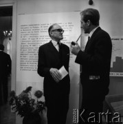 1967, Oblęgorek, woj. kieleckie, Polska.
Muzeum Henryka Sienkiewicza utworzone w jego dawnym dworku. Uczestnicy międzynarodowej sesji poświęconej pisarzowi podczas rozmowy.
Fot. Irena Jarosińska, zbiory Ośrodka KARTA