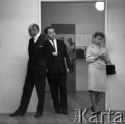 1967, Oblęgorek, woj. kieleckie, Polska.
Muzeum Henryka Sienkiewicza utworzone w jego dawnym dworku. Uczestnicy międzynarodowej sesji poświęconej pisarzowi podczas zwiedzania wystawy.  
Fot. Irena Jarosińska, zbiory Ośrodka KARTA