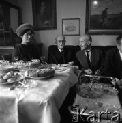 Lata 60., Warszawa, Polska.
Spotkanie urodzinowe u profesora gimnazjum (2. z lewej) do którego uczęszczał malarz Kajetan Sosnowski.
Fot. Irena Jarosińska, zbiory Ośrodka KARTA