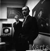 1967, Warszawa, Polska.
Radiolokator Avia B, opracowany przez specjalistów z Przemysłowego Instytutu Telekomunikacji, n/z od lewej: Ryszard Dobies, Mirosław Herman.
Fot. Irena Jarosińska, zbiory Fundacji Ośrodka KARTA