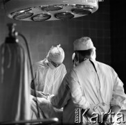 1966, Polska.
Doktor Ewa Jankowska, lekarz-chirurg, n/z podczas operacji.
Fot. Irena Jarosińska, zbiory Ośrodka KARTA