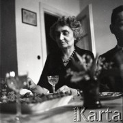 Lata 50., Polska.
Przyjęcie. Kobieta przy stole. 
Fot. Irena Jarosińska, zbiory Ośrodka KARTA