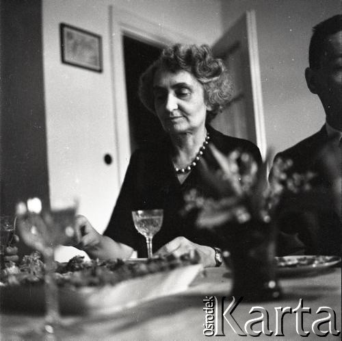Lata 50., Polska.
Przyjęcie. Kobieta przy stole. 
Fot. Irena Jarosińska, zbiory Ośrodka KARTA