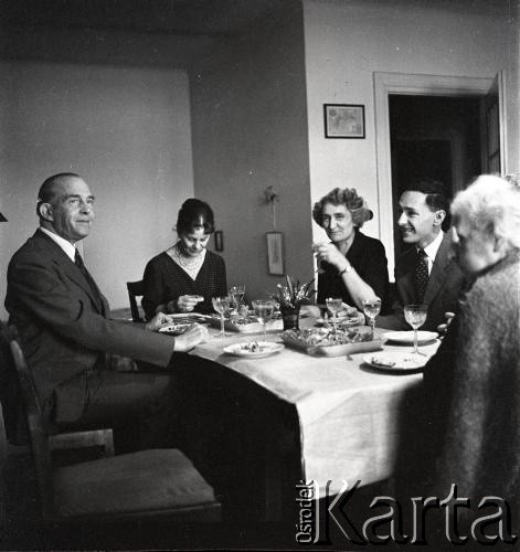 Lata 50., Polska.
Przyjęcie. Grupa osób przy stole. 
Fot. Irena Jarosińska, zbiory Ośrodka KARTA