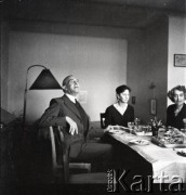 Lata 50., Polska.
Przyjęcie. Grupa osób przy stole. 
Fot. Irena Jarosińska, zbiory Ośrodka KARTA