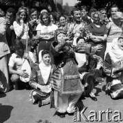 1975, Zakopane, Polska.
8 Międzynarodowy Festiwal Folkloru Ziem Górskich, n/z zespoły z zagranicy podczas występów ulicznych.
Fot. Irena Jarosińska, zbiory Fundacji Ośrodka KARTA