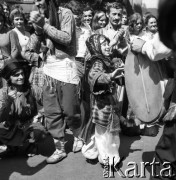1975, Zakopane, Polska.
8 Międzynarodowy Festiwal Folkloru Ziem Górskich, n/z zespoły z zagranicy podczas występów ulicznych.
Fot. Irena Jarosińska, zbiory Fundacji Ośrodka KARTA