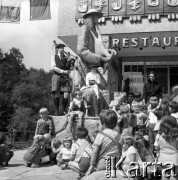 1975, Zakopane, Polska.
8 Międzynarodowy Festiwal Folkloru Ziem Górskich, n/z kobziarz i dzieci, w tle hotel 