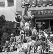 1975, Zakopane, Polska.
8 Międzynarodowy Festiwal Folkloru Ziem Górskich, n/z kobziarz i dzieci, w tle hotel 