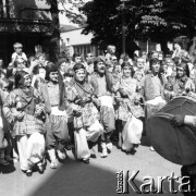 1975, Zakopane, Polska.
8 Międzynarodowy Festiwal Folkloru Ziem Górskich, n/z parada uliczna.
Fot. Irena Jarosińska, zbiory Fundacji Ośrodka KARTA
