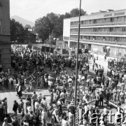 1975, Zakopane, Polska.
8 Międzynarodowy Festiwal Folkloru Ziem Górskich, n/z parada uliczna na ulicy Kościuszki, w tle hotel 