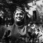 1975, Zakopane, Polska.
8 Międzynarodowy Festiwal Folkloru Ziem Górskich, n/z parada uliczna.
Fot. Irena Jarosińska, zbiory Fundacji Ośrodka KARTA