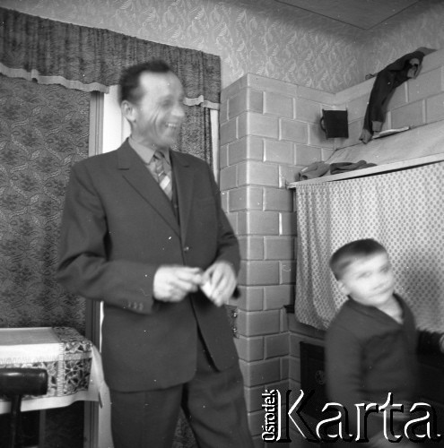 1971, Orchowiec, Polska.
Kazimierz Pułaski, potomek generała Kazimierza Pułaskiego, z rodziną w swoim gospodarstwie.
Fot. Irena Jarosińska, zbiory Fundacji Ośrodka KARTA