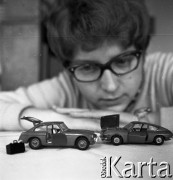 1970, Warszawa, Polska.
Ewa Długosz, urodzona w obozie koncentracyjnym Ravensbruck, n/z z modelami samochodów.
Fot. Irena Jarosińska, zbiory Fundacji Ośrodka KARTA