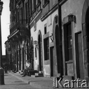 1970, Warszawa, Polska.
Ewa Długosz (P), urodzona w obozie koncentracyjnym Ravensbruck, i jej matka Halina Długosz, n/z na Rynku Starego Miasta.
Fot. Irena Jarosińska, zbiory Fundacji Ośrodka KARTA